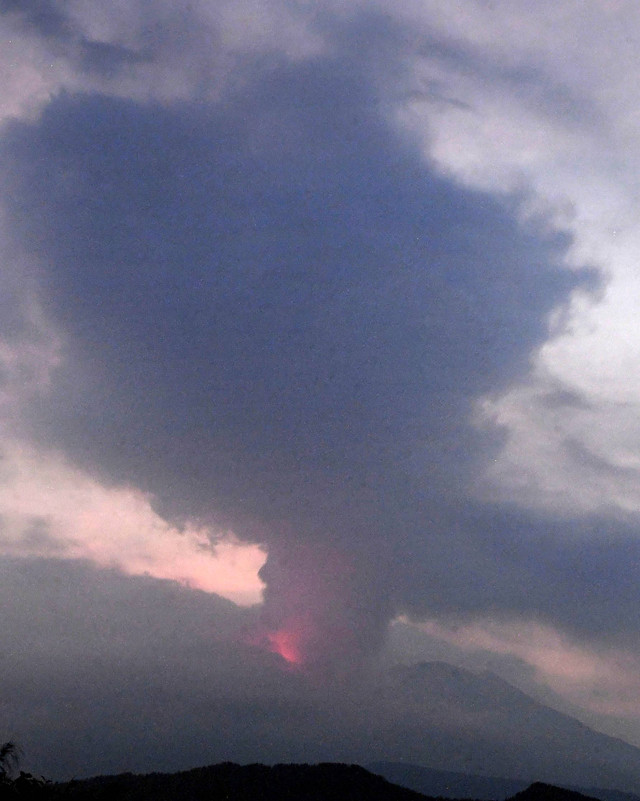 Tampilan gambar kamera jarak jauh menunjukkan letusan Sakurajima di Tarumizu, Prefektur Kumamoto, Jepang bagian barat, 24 Juli 2022. Foto: REUTERS/Kyodo