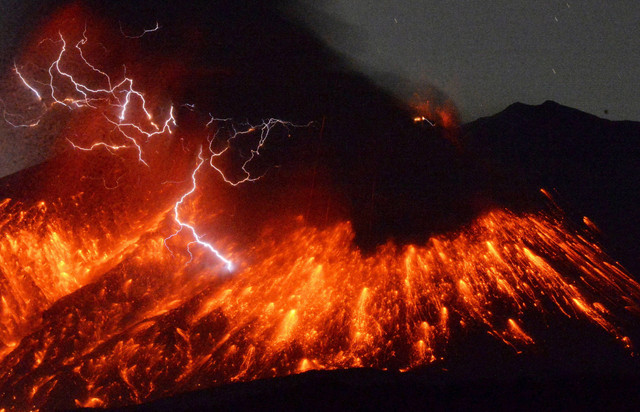 Petir vulkanik terlihat pada letusan Gunung Sakurajima, dalam foto ini diambil dari kota Tarumizu, prefektur Kagoshima, barat daya Jepang, 5 Februari 2016. Foto: REUTERS/Kyodo