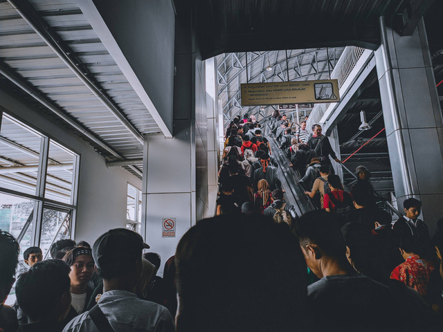 tarif parkir mobil di stasiun lenteng agung. sumber foto : unsplash/penyeruputjahe.