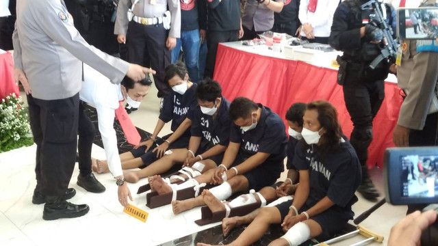 Empat tersangka penembakan istri TNI di Semarang, Sugiono alias Babi (36), Ponco Aji (26), Yono alias Sirun (45), Agus Santoso (43) dan satu orang penyedia senjata bernama Dwi Sulistiyo (37) saat dihadirkan dalam jumpa pers di Mapolda Jateng. Foto: Intan Alliva/kumparam