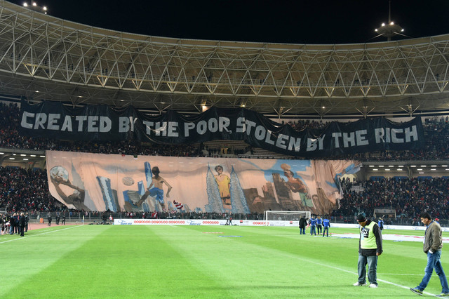 Pendukung Tunisia Club Africain membentangkan spanduk sebelum dimulainya pertandingan sepak bola persahabatan antara Club Africain dan Paris Saint Germain pada 4 Januari 2017, di Rades. Foto: Fethi Belaid/AFP