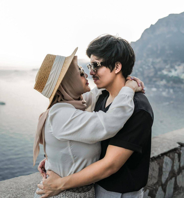 Atta Halilintar dan Aurel Hermansyah saat liburan ke Italia. Foto: Instagram/@attahalilintar