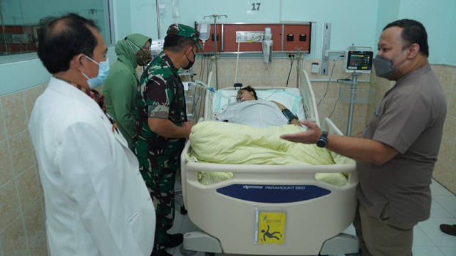Kepala Staf Angkatan Darat (KSAD) Jenderal Dudung Abdurachman menjenguk Rina Wulandari (34) anggota Persit TNI AD yang menjadi korban penembakan di RSUP dr Kariadi Kota Semarang. Foto: TNI AD