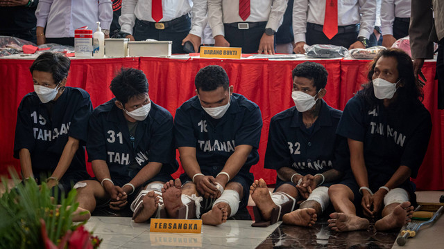 Tim Resmob Polrestabes Semarang menghadirkan sejumlah tersangka pembunuh bayaran percobaan pembunuhan berencana istri anggota TNI AD, di Mapolda Jawa Tengah, Semarang, Jawa Tengah, Senin (25/7). Foto: ANTARA FOTO/Aji Styawan