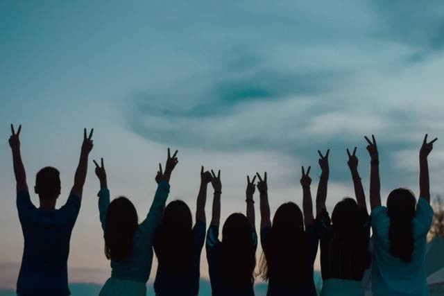 Kumpulan ide caption bareng bestie. Foto: Unsplash