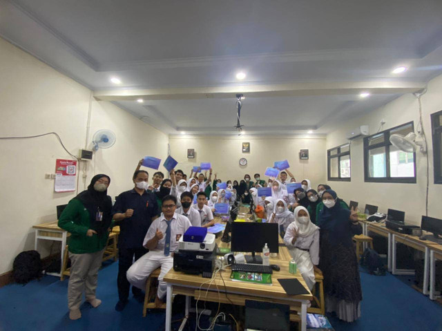Foto bersama dengan siswa-siswi SMA Muhammadiyah 1 Jakarta, Kota Jakarta Pusat, Senin (18/7/2022). Foto : Dok. Istimewa