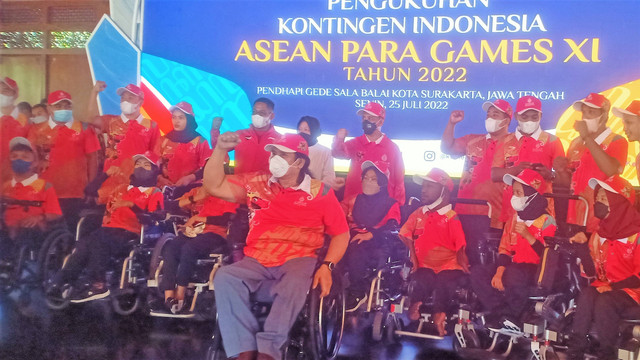Mensos Tri Rismaharini berfoto bersama para atlet dan kontingen Indonesia untuk ASEAN Para Games 2022 di Pendapi Gede Balai Kota Solo, Senin (25/07/2022). FOTO: Agung Santoso