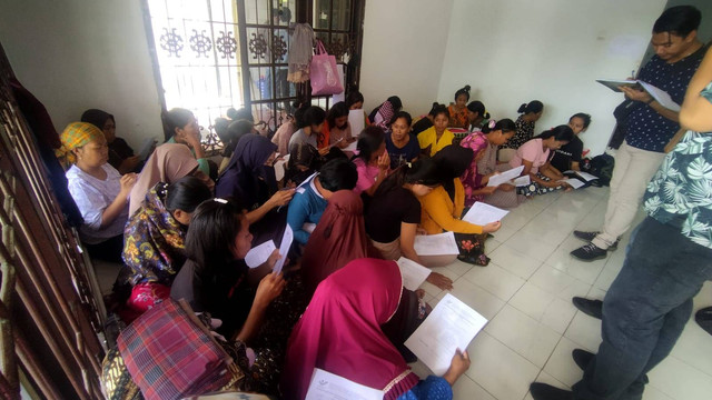 Rumah penampungan calon pekerja migran ilegal di Karawang yang digerebek BP3MI Jabar. Foto: Dok. Istimewa