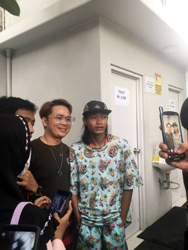 Bonge saat foto bersama pengunjung di kawasan Dukuh Atas, Sudirman, Jakarta Pusat, Senin (25/7/2022). Foto: Galang/kumparan