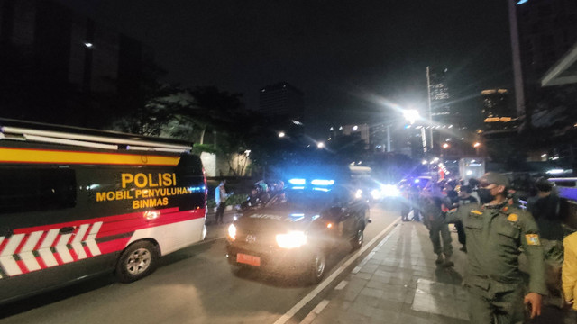 Satpol PP hingga polisi membubarkan Citayam Fashion Week di Dukuh Atas, Jakarta Pusat, Senin (25/7). Foto: Jonathan Devin/kumparan