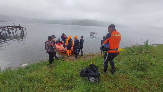 Tim SAR melakukan persiapan evakuasi korban kecelakan di Danau Anggi 