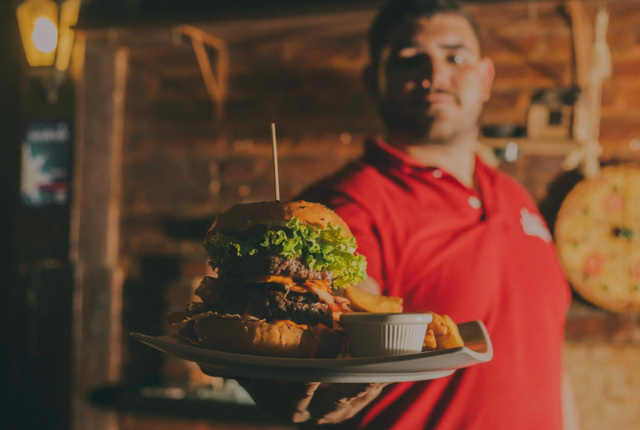 Ilustrasi seseorang memegang makanan. Sumber foto: Pexels.com/Edward Eyer