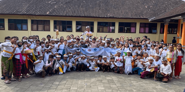 Kamis, 14/07/22 “Tim KKN-T IPB Desa Batununggul Melaksanakan kegiatan sosialisasi dan foto bersama di SDN 1 Batununggul, Nusa Penida” (sumber: dokumen pribadi)