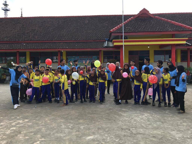 Keseruan siswa kelas 4 SDN Sumberdem menerima pelatihan kreativitas dari mahasiswa KKN program reguler UM. Foto / dok