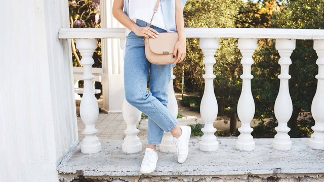 Ilustrasi perempuan mengenakan sneakers. Foto: Nesolenaya Alexandra/Shutterstock