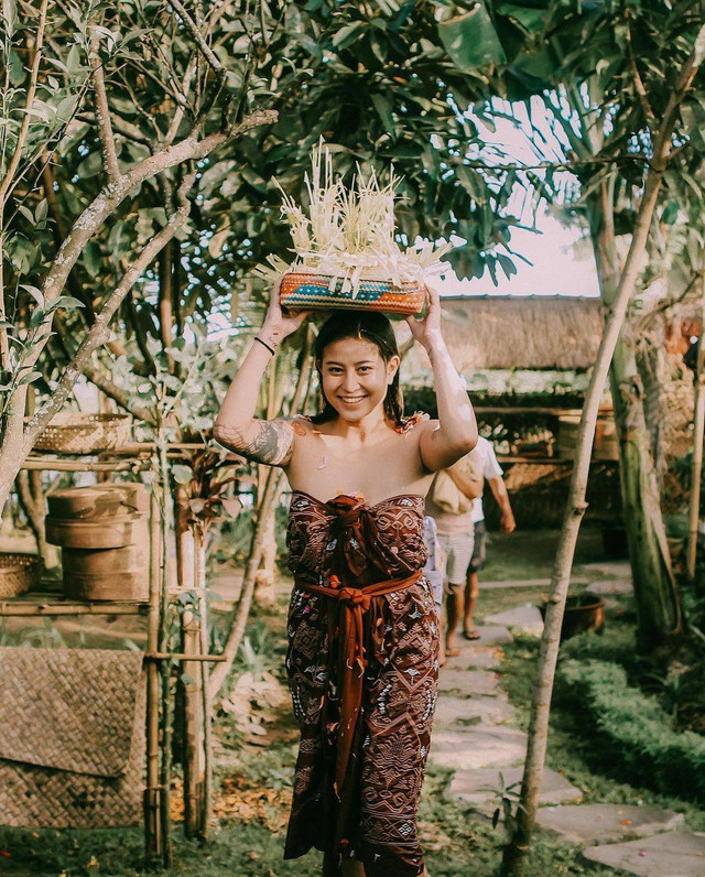 Awkarin jalani upacara melukat. Foto: Instagram/@narinkovilda