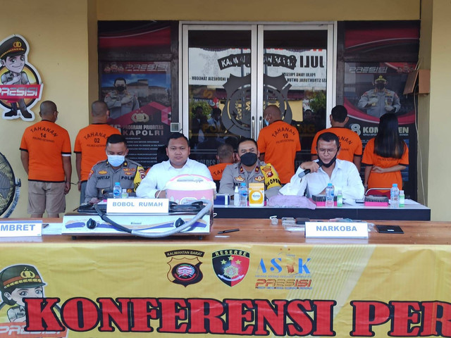 Polres Ketapang merilis kasus asusila yang dilakukan oleh oknum pendeta di Ketapang dan anaknya, terhadap seorang gadis berusia 16 tahun. Foto: Bernardi Oemar/Hi!Pontianak  