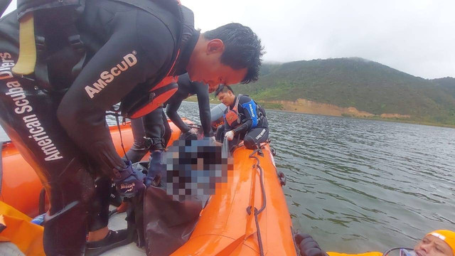 Korban diangkat di atas perahu karet milik Basarnas Manokwari