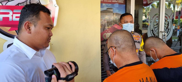 Oknum pendeta di Ketapang bersama anaknya ditangkap polisi karena melakukan tindak asusila terhadap gadis remaja 16 tahun. Foto: Bernardi Omar/Hi!Pontianak