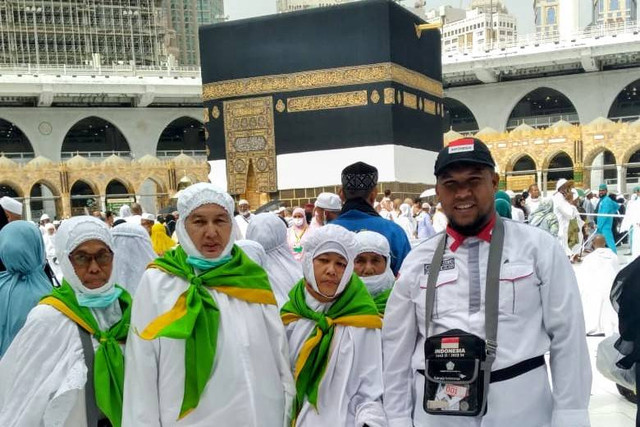 Petugas haji Kloter BTJ 01, Muhammad Qusai (kanan), bersama anggota jemaah usai melaksanakan tawaf terakhir sebelum pulang ke tanah air. Foto: Dokumentasi Pribadi