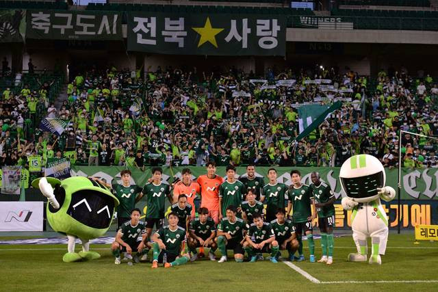Skuad Jeonbuk Hyundai Motors bersama para suporter pada Juli 2022. Foto: Situs web resmi Jeonbuk Hyundai Motors