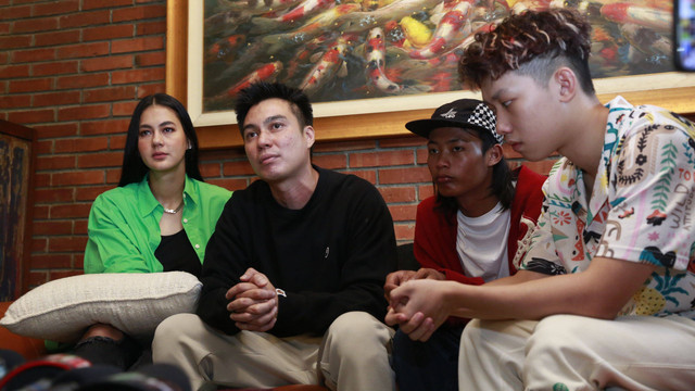 Baim Wong dan Paula Verhoeven dalam konferensi pers soal HAKI di Kawasan Veteran, Jakarta Selatan, Selasa (26/7/2022). Foto: Giovanni/kumparan