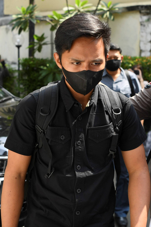 Ajudan Irjen Pol. Ferdy Sambo, Bhayangkara Dua Richard Eliezer Pudihang Lumiu atau Bharada E berjalan memasuki ruangan saat tiba di Kantor Komnas HAM, Jakarta, Selasa (26/7/2022). Foto: M Risyal Hidayat/ANTARA FOTO