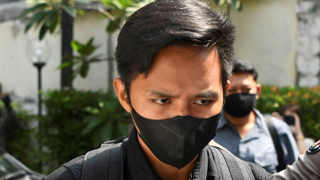 Ajudan Irjen Pol. Ferdy Sambo, Bhayangkara Dua Richard Eliezer Pudihang Lumiu atau Bharada E berjalan memasuki ruangan saat tiba di Kantor Komnas HAM, Jakarta, Selasa (26/7/2022). Foto: M Risyal Hidayat/ANTARA FOTO