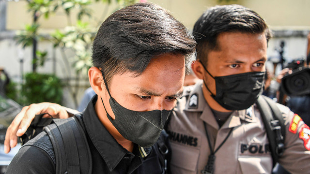 Ajudan Irjen Pol. Ferdy Sambo, Bhayangkara Dua Richard Eliezer Pudihang Lumiu atau Bharada E berjalan memasuki ruangan saat tiba di Kantor Komnas HAM, Jakarta, Selasa (26/7/2022). Foto: M Risyal Hidayat/ANTARA FOTO
