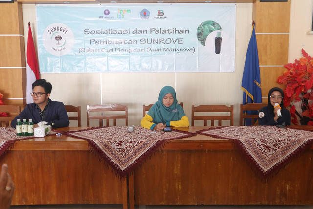 Sosialisasi dan Pelatihan Cara Pembuatan Sunrove. Foto: Tim KKN-T IPB.