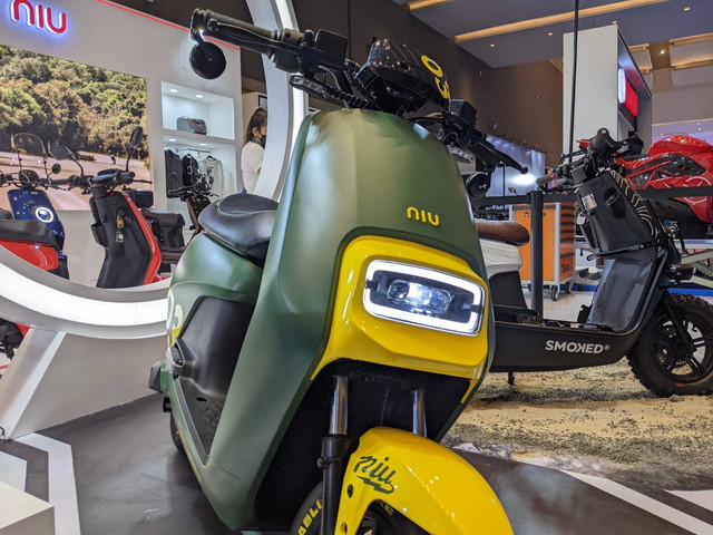 PT Utomo International (Utomocorp) meluncurkan dua produk modifikasi hasil kolaborasi dengan Smoked Garage di PEVS 2022, Kemayoran Jakarta (26/7). Foto: Sena Pratama/kumparan