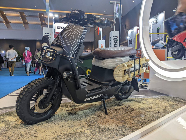 PT Utomo International (Utomocorp) meluncurkan dua produk modifikasi hasil kolaborasi dengan Smoked Garage di PEVS 2022, Kemayoran Jakarta (26/7). Foto: Sena Pratama/kumparan