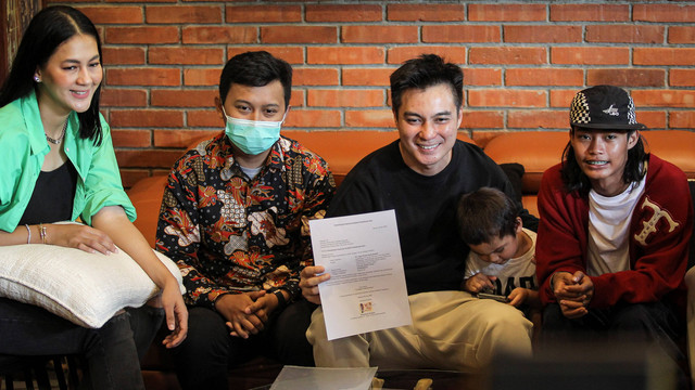 Aktor Baim Wong (tengah) bersama istrinya Paula Verhoeven (kiri) dan Pegiat TikTok Bonge (kanan) menunjukkan Surat Permohonan Penarikan Kembali Permohonan Baru usai menyampaikan keterangan pers terkait polemik Citayam Fashion Week. Foto: Dhemas Reviyanto/Antara Foto