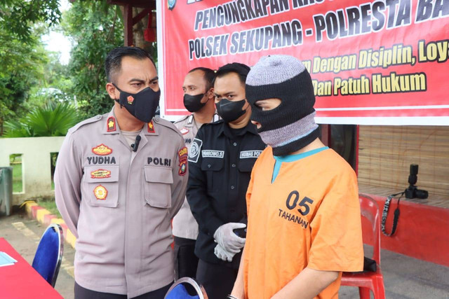 Pelaku pencabulan di Batam, DS, saat diinterogasi polisi. Foto: Rega/kepripedia.com