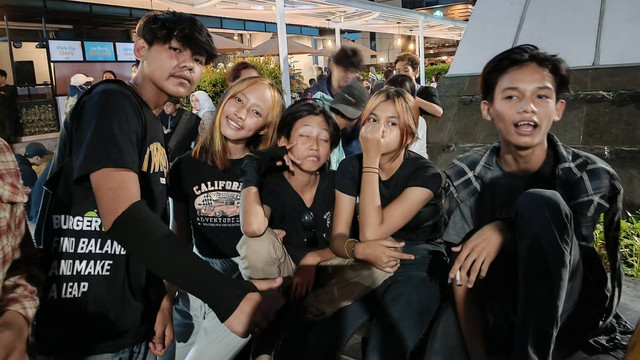 Remaja berkumpul di kawasan Dukuh Atas, Sudirman, Jakarta, Selasa (26/7/2022). Foto: Ainun Nabila/kumparan