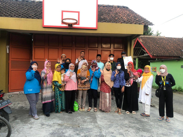 Mahasiswa KKN-PPM UGM subunit 3 (Unit YO-042) Berbah melakukan foto bersama perwakilan masyarakat Padukuhan Rejosari dan Forum Lingkungan Hidup (FLH) setelah pelaksanaan penyuluhan (Selasa, 26/07/2022). Foto: Hendra Noviantara (Pribadi)