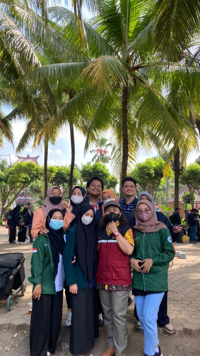 Anggota Kelompok KKN Kolaboratif 165, Desa Kemuning Lor, Kabupaten Jember.