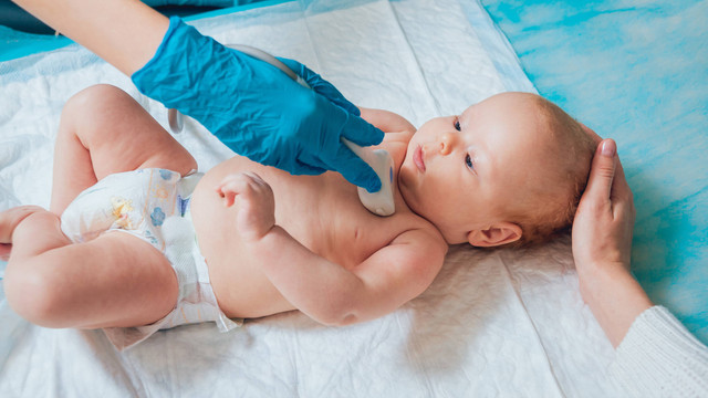 Ilustrasi pemeriksaan kelenjar tiroid bayi. Foto: Roman Zaiets/shutterstock