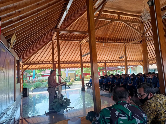 Ketua LPPM Universitas Muhammadiyah Purwokerto Doktor Suwarno ketika memberikan sambutan serah terima mahasiswa KKN dikecamatan Sumpiuh/photo by : Dokpri