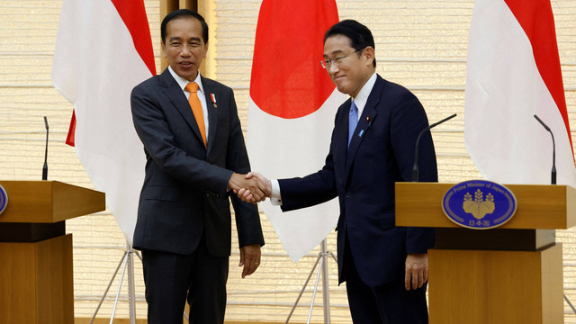 Presiden Indonesia Joko Widodo berjabat tangan dengan Perdana Menteri Jepang Fumio Kishida di kediaman resmi perdana menteri di Tokyo, Rabu (27/7/2022). Foto: Kiyoshi Ota/POOL / AFP