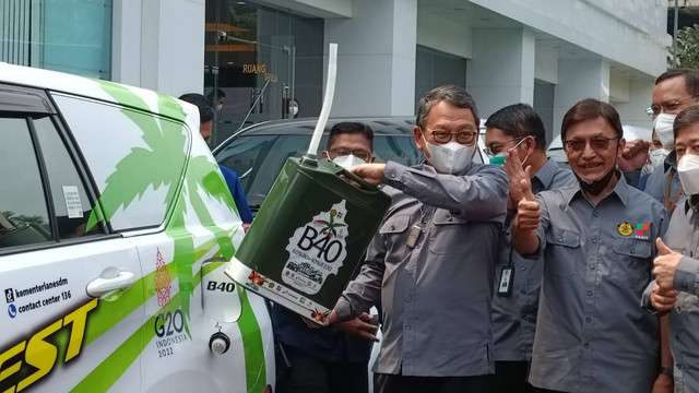Menteri ESDM Arifin Tasrif melepas uji jalan B40 di Kantor Kementerian ESDM, Rabu (27/7/2022). Foto: Akbar Maulana/kumparan