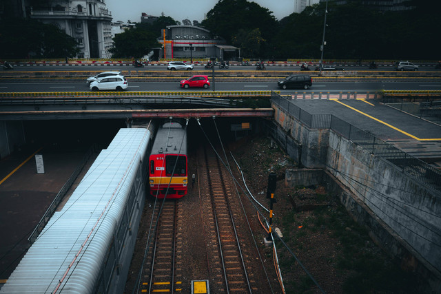 Ilustrasi rute krl ke universitas indonesia, Foto oleh Andika Febrian di Unsplash