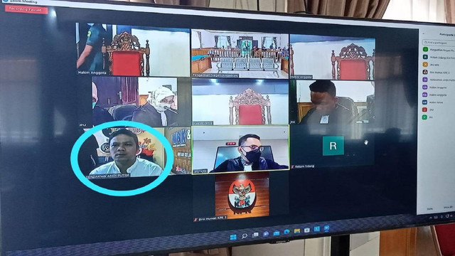 Andi Putra tampak siap mengikuti sidang akhir yang digelar secara daring dari Rutan Pekanbaru. (DEFRI CANDRA/SELASAR RIAU)