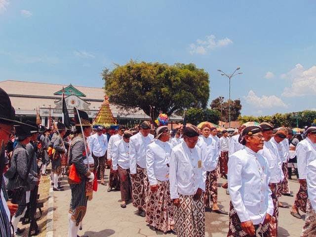 Upacara adat di Indonesia. Sumber: unsplash.com