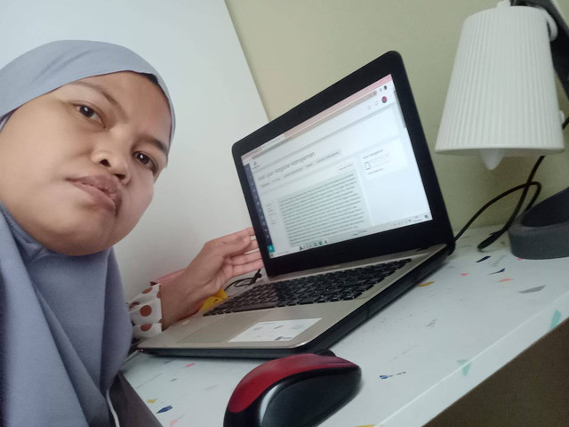 Seorang pegawai pemerintah sedang bekerja dari rumah. Sumber : Dokumentasi Pribadi