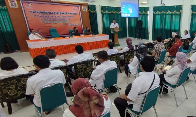 Direktur RSUD Kardinah drg. Agus Dwi S memberikan sambutan dalam kegiatan Penyuluhan dan Penerangan Hukum yang diikuti jajaran pegawai dan aparatur sipil negara (ASN), Rabu (27/7/2022). (Istimewa)