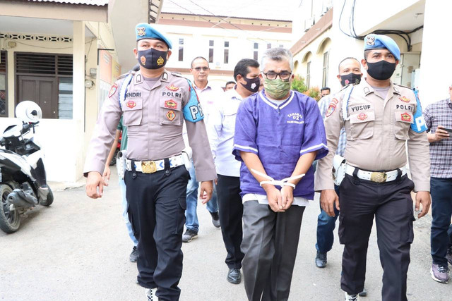 Polres Lhokseumawe menangkap seorang oknum pegawai negeri sipil (PNS) berinisial AF (54), yang telah melakukan aksi penipuan berkedok penerimaan Calon Pegawai Negeri Sipil (CPNS) K2 dan Pegawai Pemerintah dengan Perjanjian Kerja (PPPK). Foto: Dok. Humas Polres Lhokseumawe