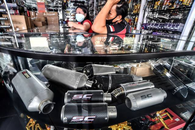 Toko knalpot dan aksesori modifikasi sepeda motor di kawasan Kampung Melayu, Jakarta sepi pembeli akibat razia knalpot yang digelar polisi. Foto: Muhammad Adimaja/Antara Foto