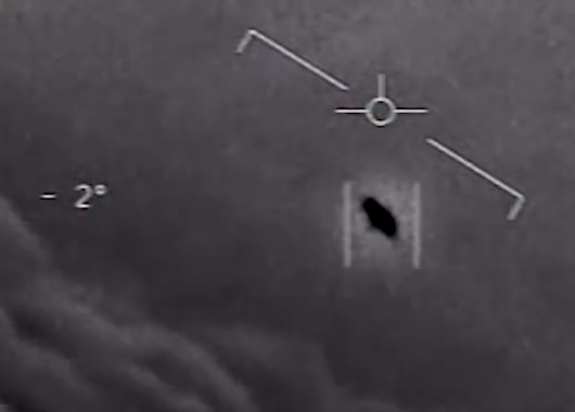 Tangkapan layar sebuah UFO dari video UFO 'Gimbal' yang direkam tahun 2015 oleh pesawat tempur milik Angkatan Laut AS di dekat pantai Florida dan dirilis ke publik tahun 2020. (Video dapat diakses pada situs FOIA AL AS)