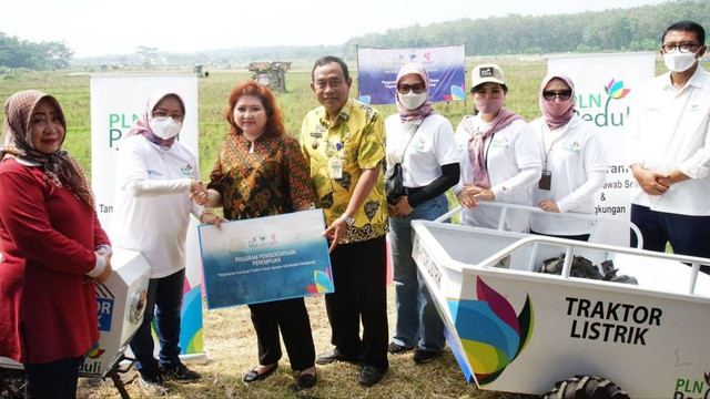 Penyerahan bantuan traktor listrik pada salah satu Srikandi PLN. Foto: istimewa
